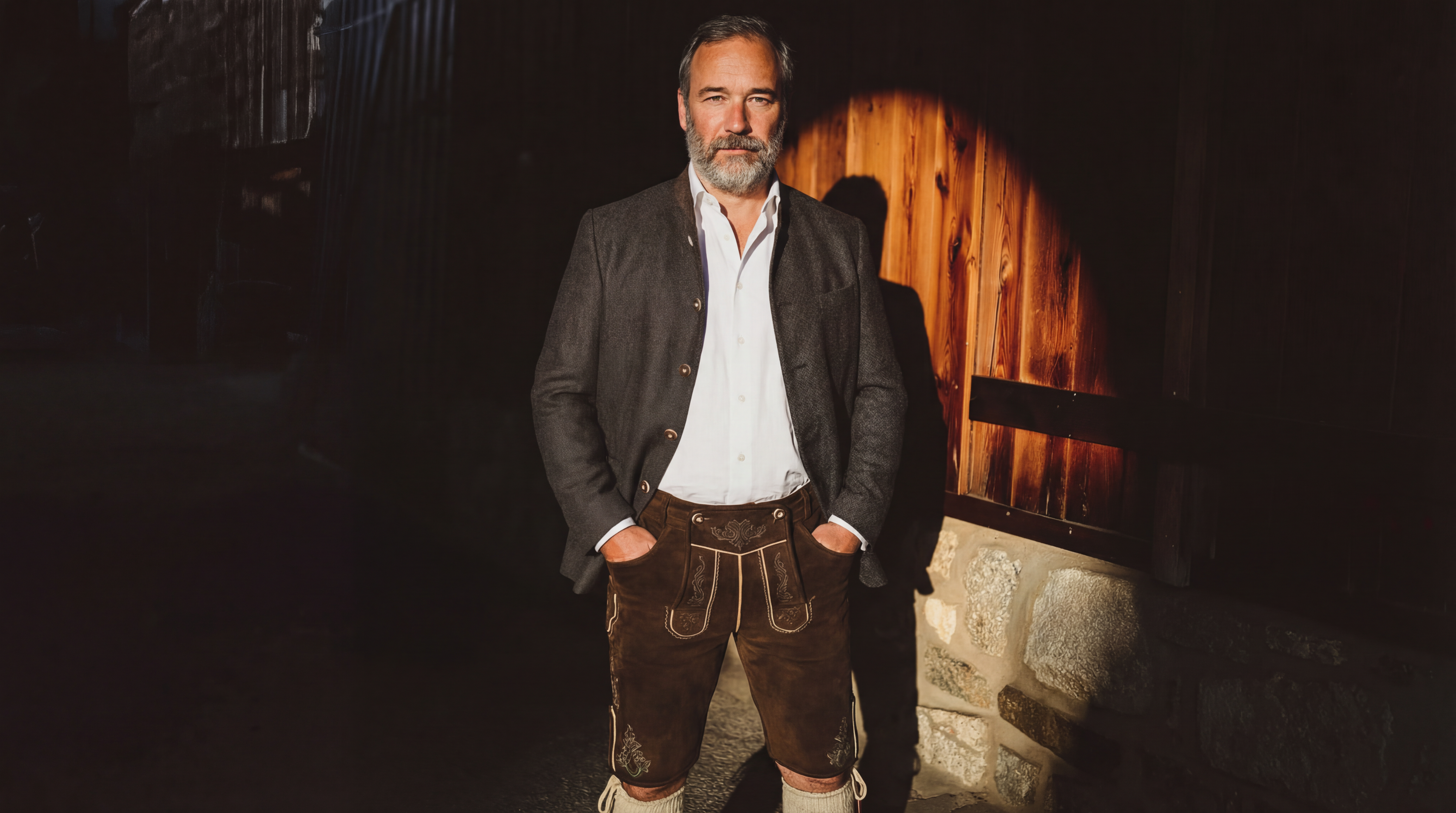 Mann in gewaschener Lederhose