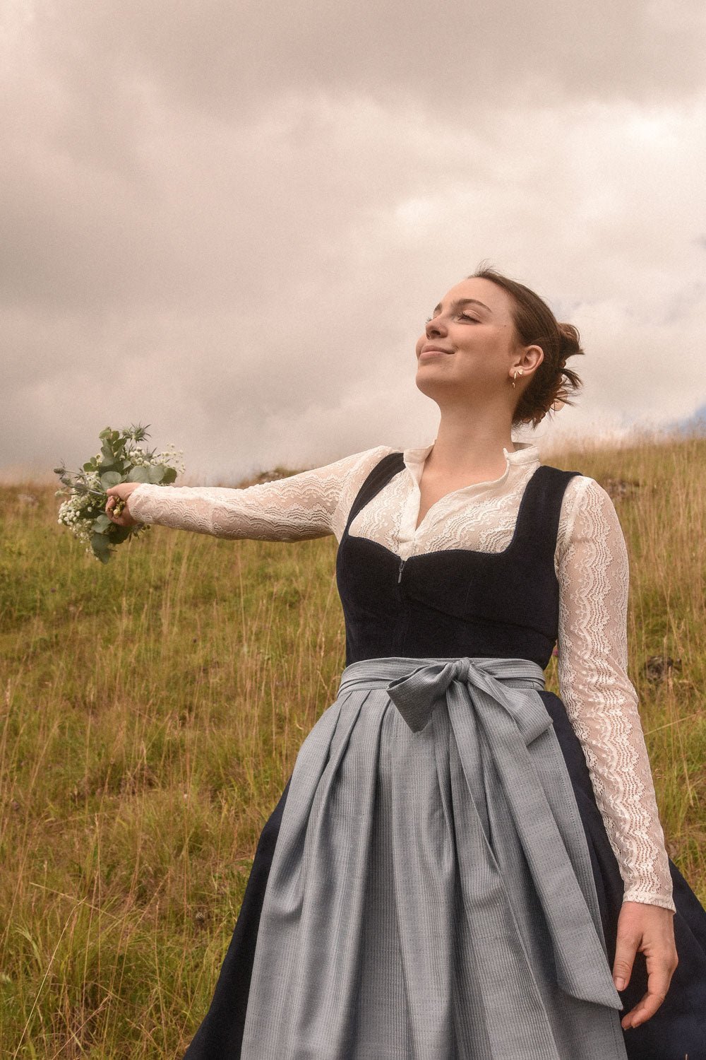 Dirndl - Midi Dirndl Luna Samt Blau - Dirndl.com