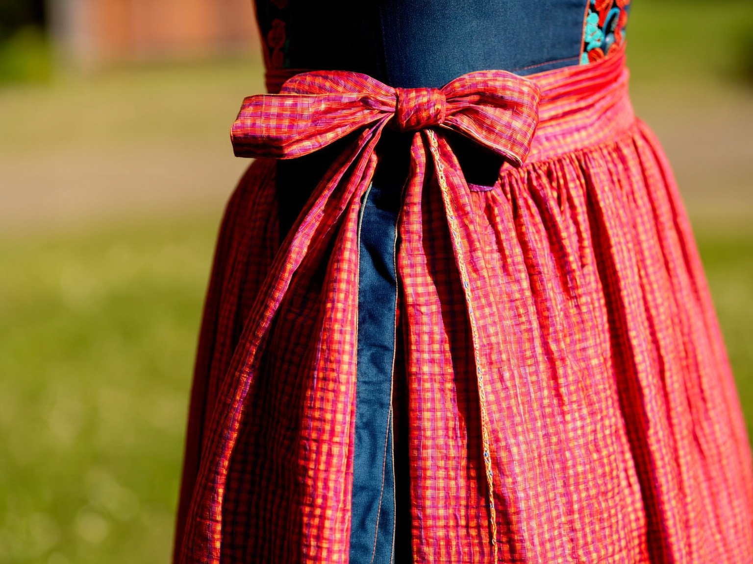 Dirndlschleife binden: Bedeutung und alle Positionen - Dirndl.com
