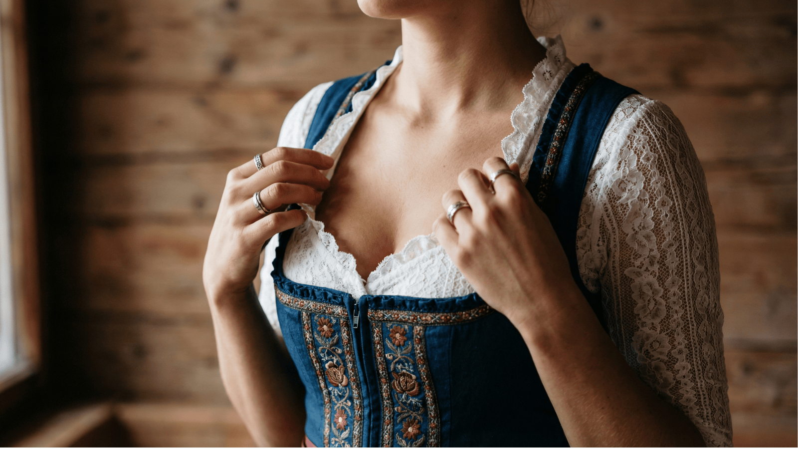 Frau mit Dirndl BH