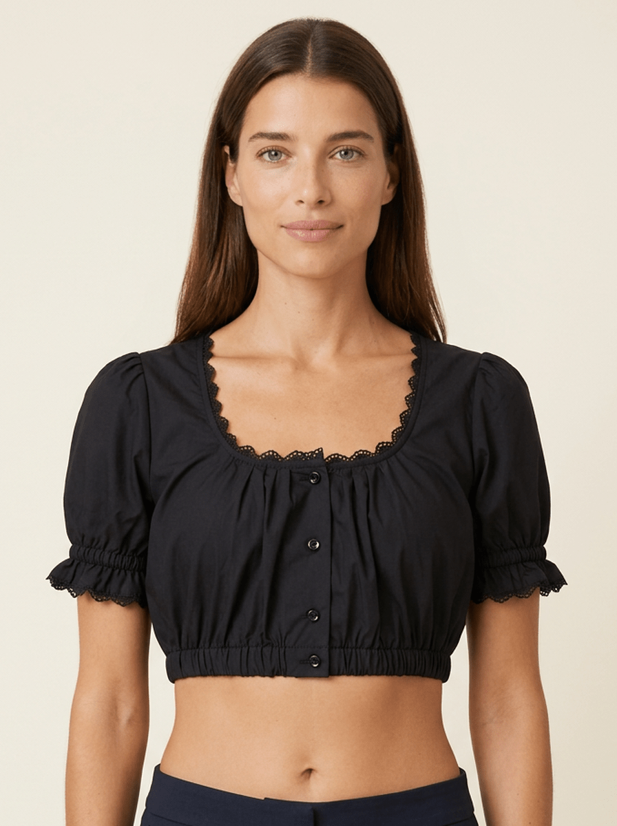 Dirndlbluse Viola Schwarz, Schwarze blickdichte Bluse mit Spitzenborte am eckigen Ausschnitt, Knopfleiste und Puffärmeln, Dirndl.com