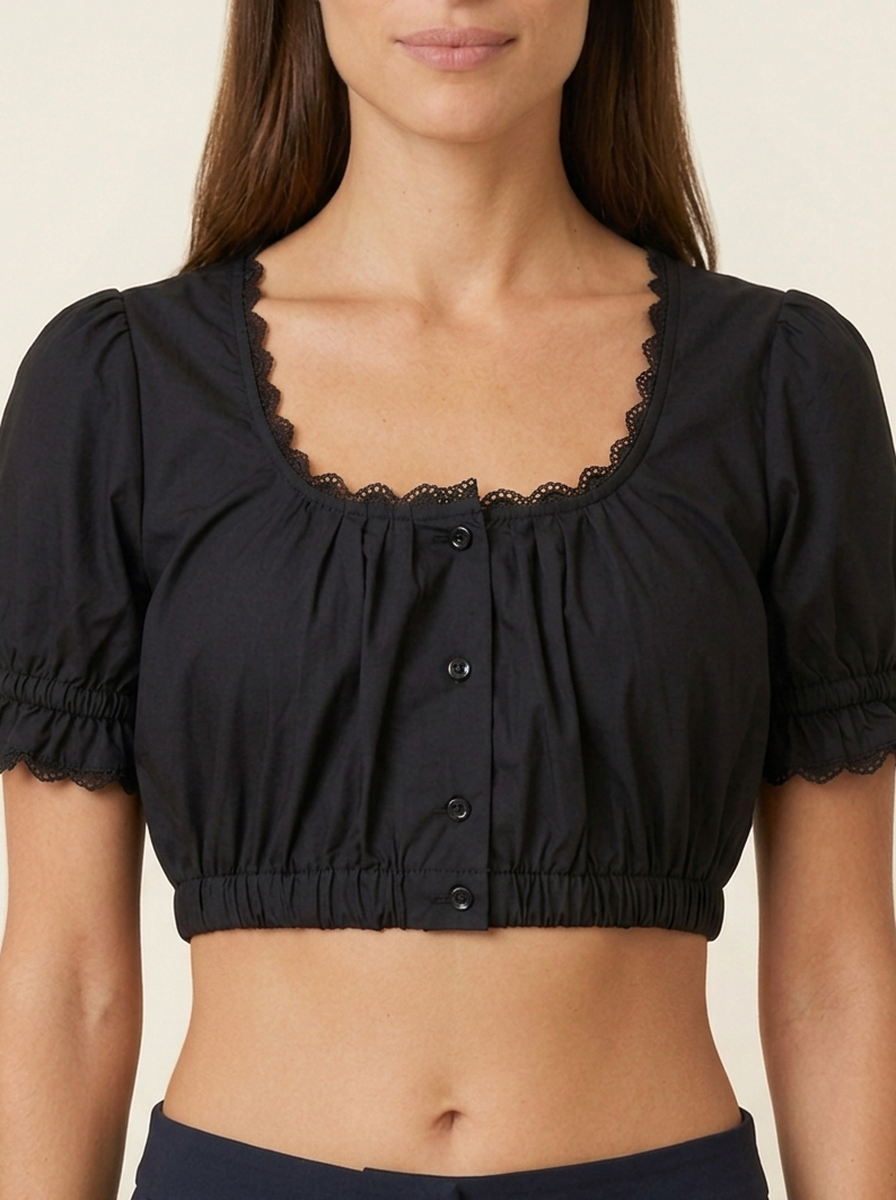 Dirndlbluse Viola Schwarz, Detailansicht von Ausschnitt und Spitzenborte, Dirndl.com