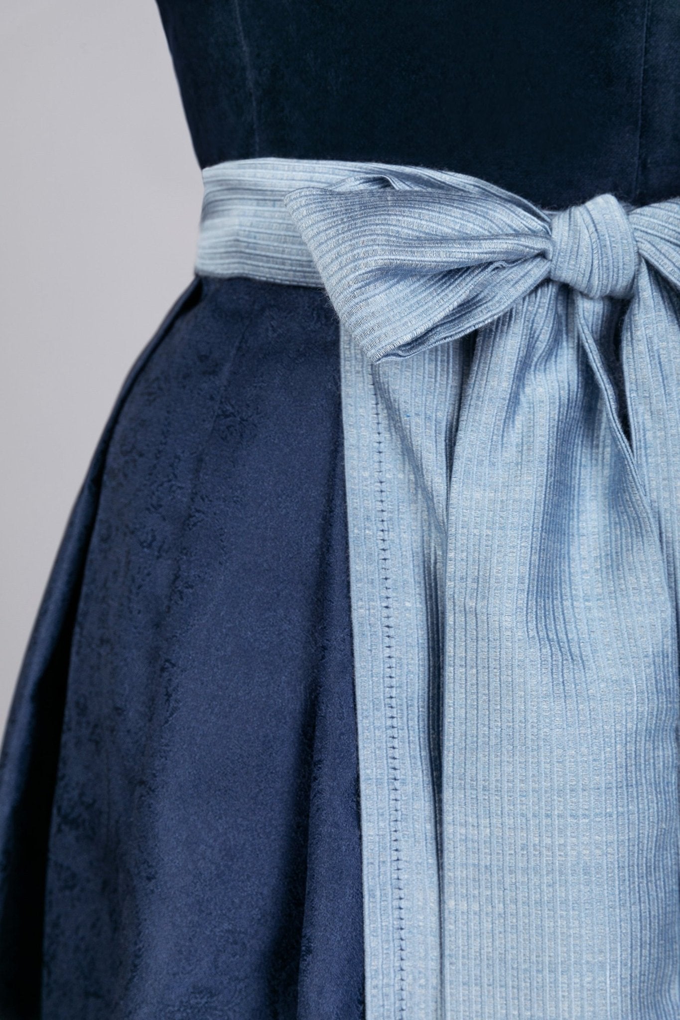 Dirndl - Midi Dirndl Luna Samt Blau - Dirndl.com